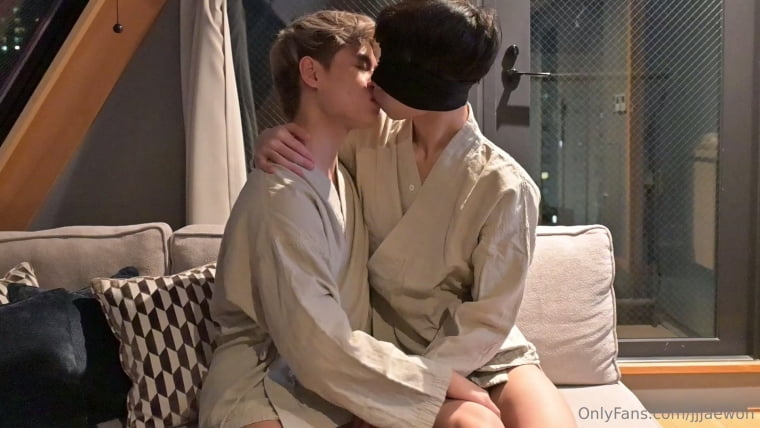 วัยรุ่นสองคนจูบกันอย่างเร่าร้อนเป็นครั้งแรก - Wanke Video